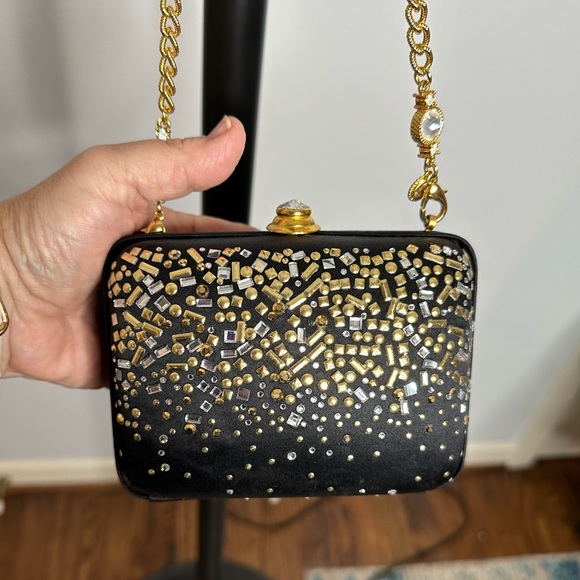 Satin and rhinestone evening bag with a removable gold chain. - Picture 2 of 12